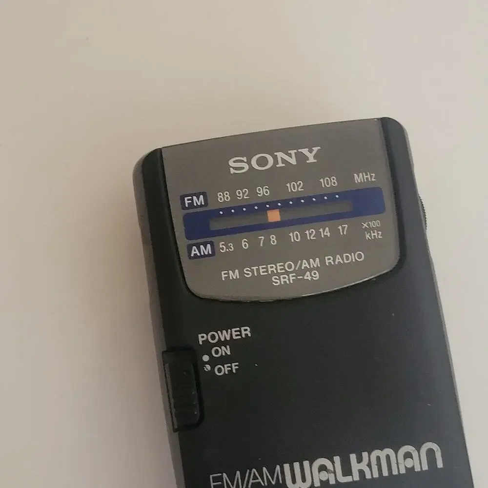 Sony Walkman Vintage FM/AM Radio w/ Belt Clip SRF–49 SRF49 Tested
